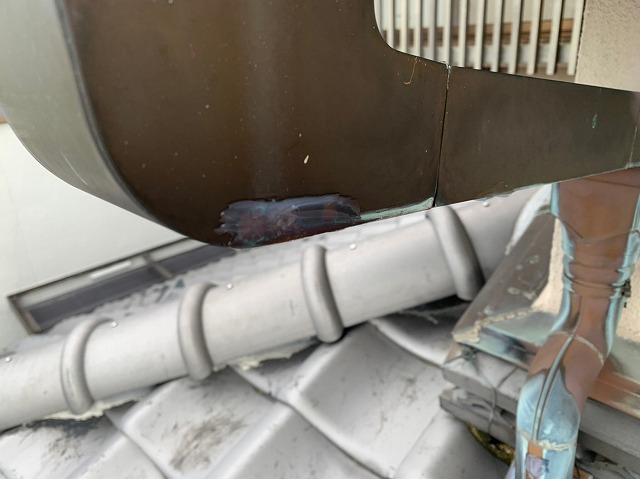銅板集水器の穴あき部分をコーキング補修